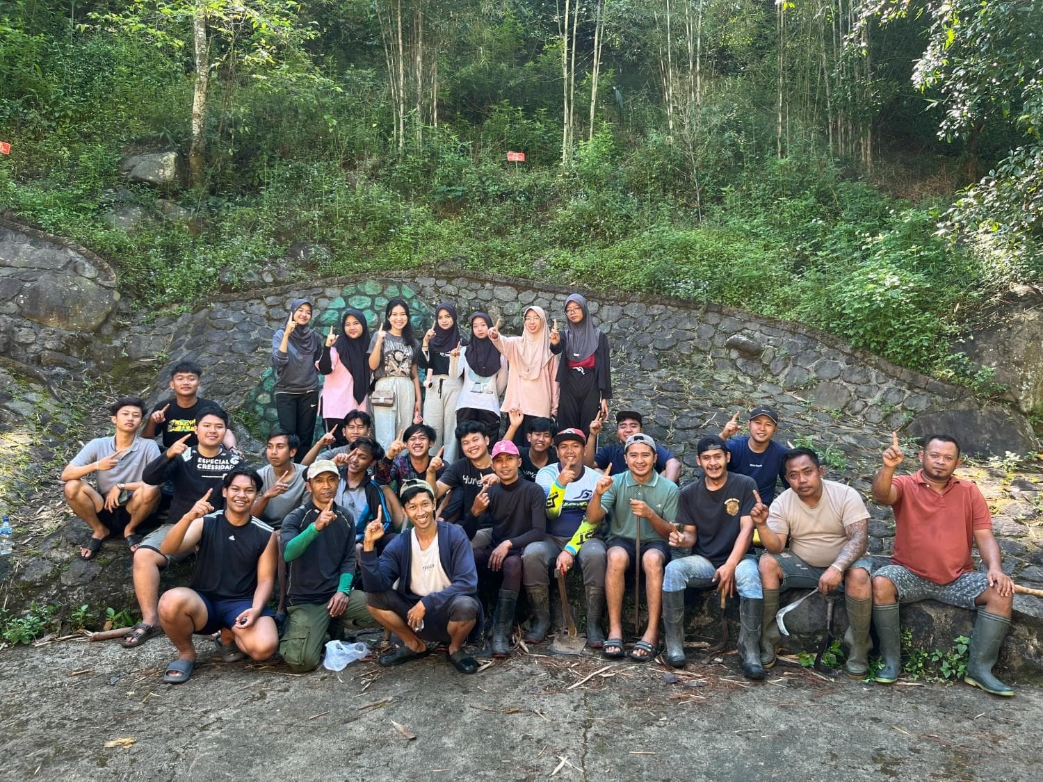 Kerja Bakti dan Penanaman Pohon Beringin Iprik