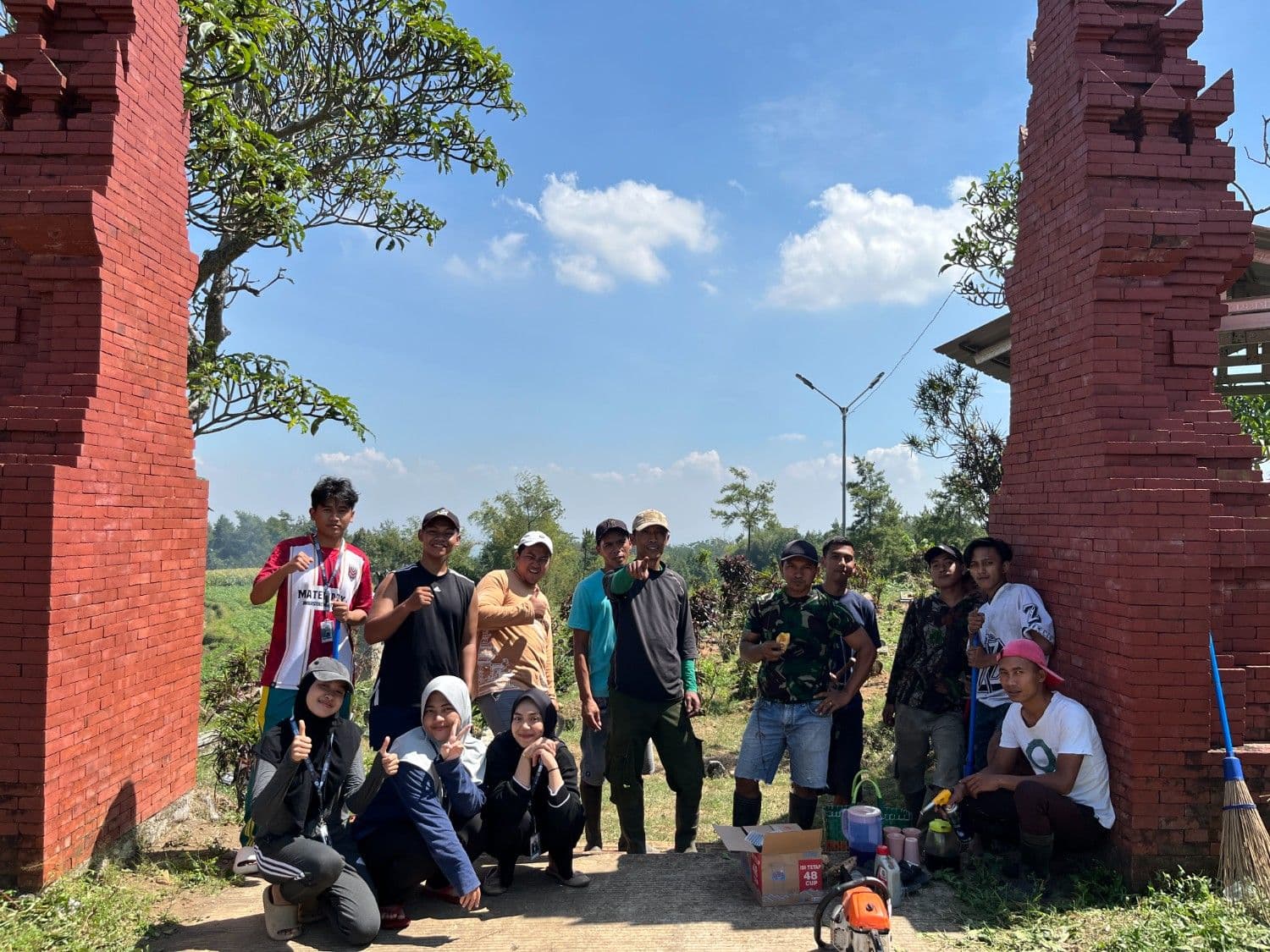 Kerja Bakti Membersihkan TPU Dusun Kembang